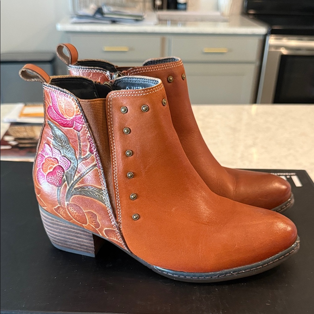 L’Artiste Spring Step Cognac Leather Ankle Boots